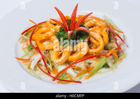 Vietnamesen Klingeln Tintenfisch-Salat auf weißen Teller im restaurant Stockfoto