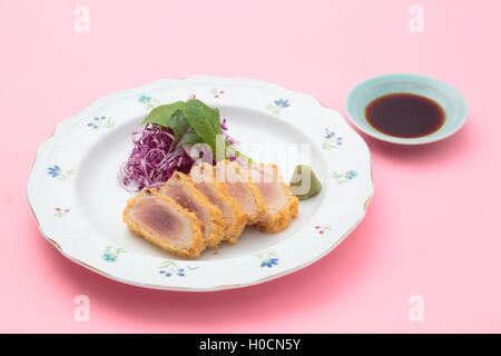 Gebratene Panierte Thunfisch mit Salat, Wasabi und Sojasauce auf weißem Hintergrund Stockfoto