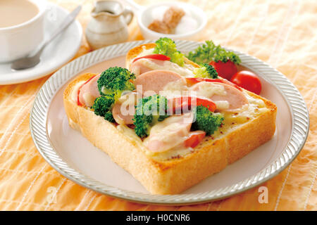 Senf-Mayo-Toast Fisch Wurst mit Brokkoli und Tee auf weißen Teller Stockfoto