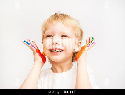 kleiner Junge Hände in bunten Farben lackiert Stockfoto