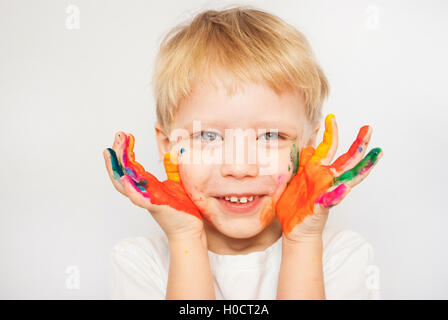 kleiner Junge Hände in bunten Farben lackiert Stockfoto