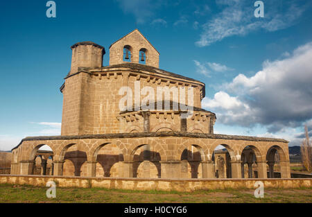 Romanische Kirche von Santa María de Eunate. Navarra, Spanien. Horizontale Stockfoto