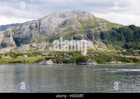 Felsigen Küsten der ländlichen Kulturlandschaft in der Nähe von Sandnessjoen, Nordland, Norwegen Stockfoto