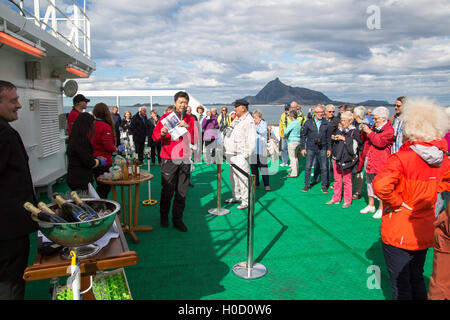 Feiern Menschen an Deck, die Überquerung des Polarkreises in Richtung Süden, Norwegen auf der Hurtigruten Fähre Schiff Stockfoto