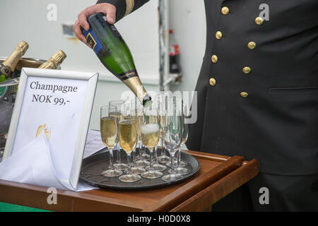 Champagner Celebration, die Überquerung des Polarkreises, in Richtung Süden, Norwegen Hurtigruten Fähre Schiff, Offizier Gießen Flasche Gläser Stockfoto