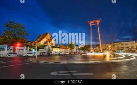 Der Giant Swing und Wat Suthat beleuchtet während blaues Licht in der Dämmerung, Bangkok, Thailand Stockfoto