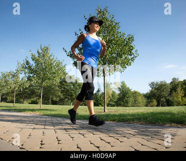 Asiatisch-amerikanische Frau läuft in einem park Stockfoto