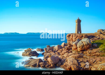 Ploumanach bedeuten Ruz Leuchtturm Roter Sonnenuntergang in rosa Granit Küste, Perros Guirec, Bretagne, Frankreich. Langzeitbelichtung. Stockfoto