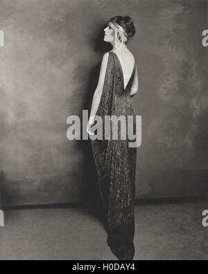 Voller Länge Profil der jungen Frau im Abendkleid Stockfoto