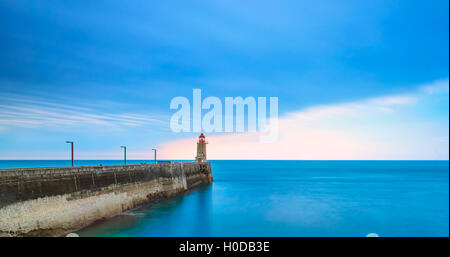 Mole und Leuchtturm auf Sonnenuntergang, Panorama Sicht. Fecamp Hafen. Normandie Frankreich. Langzeitbelichtung. Stockfoto