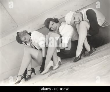 Drei Frauen, die am Boden des Schiffes Stockfoto