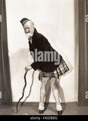 Mann zu Fuß eine krumme Meile in kilt Stockfoto