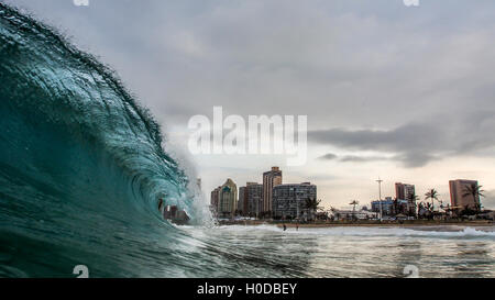 Eine Welle bricht am Strand in Durban, Südafrika Stockfoto