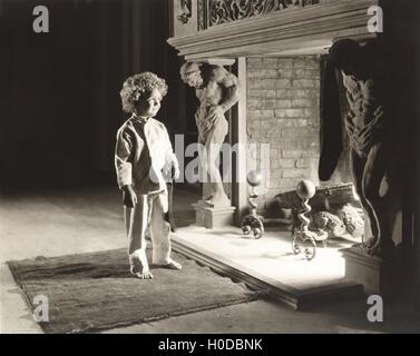 Lächelnde junge Kamin hält Weihnachts-Strumpf Stockfoto