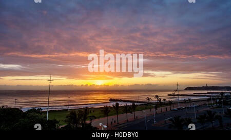 Sonnenaufgang über der Promenade in Durban, Südafrika Stockfoto