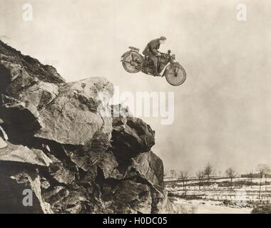 Stuntman auf Motorrad fliegen über Klippe Stockfoto