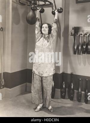 Frau in Seide Schlafanzug Ausübung Stockfoto