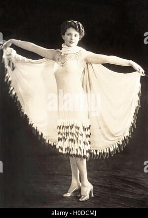 Frau in tasseled Kleid und Umhang Stockfoto