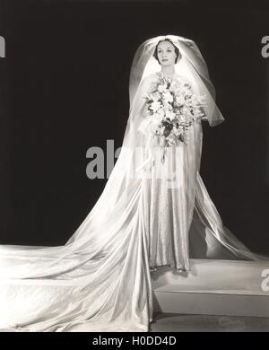 Braut trägt glitzerndes Hochzeitskleid Stockfoto