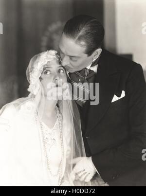 Bräutigam die Braut küssen Stockfoto