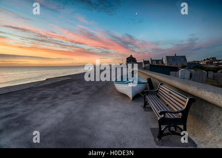 Atemberaubender Sonnenuntergang am Chesil Cove in Portland am Rande Ostern Chesil Beach auf Dorset Jurassic coast Stockfoto