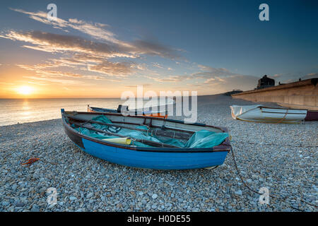 Boote am Strand von Chesil Cove auf der Isle of Portland in Dorset Stockfoto