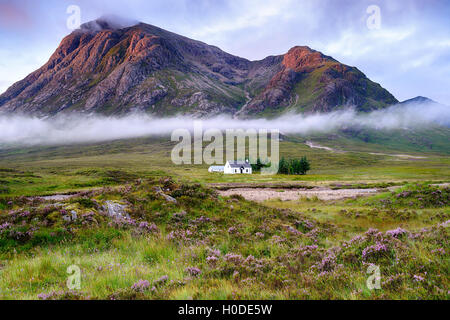 Sonnenaufgang über den Berggipfeln in Glencoe in den schottischen Highlands Stockfoto