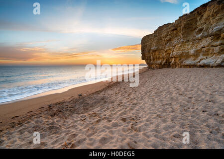 Sonnenuntergang über Hive Strand von Klippen bei Burton Bradstock in der Nähe von Bridport an der Küste von Dorset Stockfoto