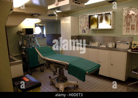 Chirurgie, HMY Britannia Royal Yacht Britannia, festgemacht am Ocean Terminal, Leith, Edinburgh, Scotland, UK Stockfoto