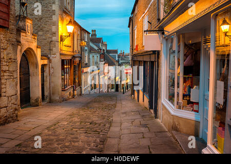 Gepflasterten Straßen und malerischen Gebäuden auf Catherine Hill in Frome in Somerset Stockfoto