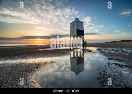 Atemberaubende Sonnenuntergang Himmel über der hölzernen Leuchtturm auf Stelzen am Burnham am Meer an der Küste von Somerset Stockfoto