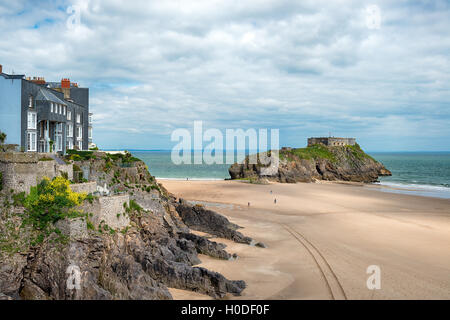 Strand und St. Catherines Island in Tenby an der Küste von Wales in Pembrokeshire Stockfoto