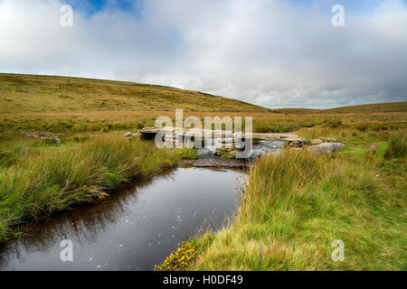 Eine alte Stein Klöppel-Brücke über den North Teign bei Teignhead in der Nähe von Chagford auf Dartmoor National Park in Devon Stockfoto