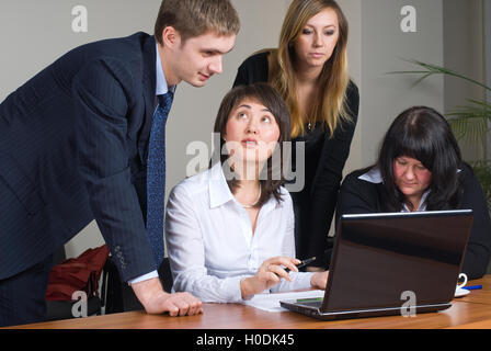 Businessgroup mit laptop Stockfoto