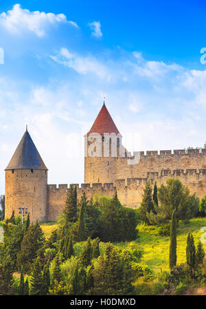 Carcassonne zitieren, mittelalterliche Festungsstadt am Sonnenuntergang. Languedoc Roussillon, Frankreich, Europa. Stockfoto