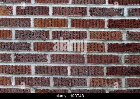 Außerhalb der gemauerten Kamin, verschiedene rötliche Ziegel, Zement, zwischen Steinen, Hintergrund, Jahrgang, Qualität, Wand, braun, Lavendel Stockfoto