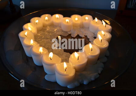 Brennende Kerzen in Herzform Stockfoto