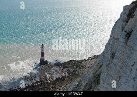 Rot-weiß gestreifte Leuchtturm am Beachy Head, East Sussex, England, Vereinigtes Königreich. Stockfoto