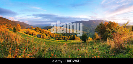 September Ländliches Motiv in Bergen. Herbst-Karpaten-panorama Stockfoto