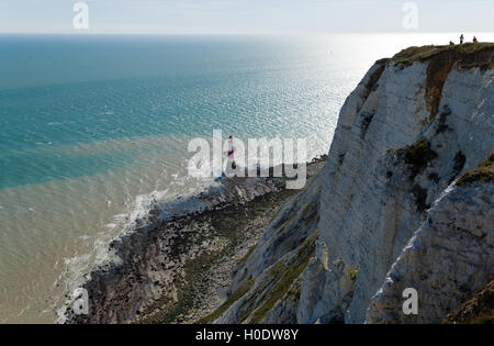 Rot-weiß gestreifte Leuchtturm am Beachy Head, East Sussex, England, Vereinigtes Königreich. Stockfoto