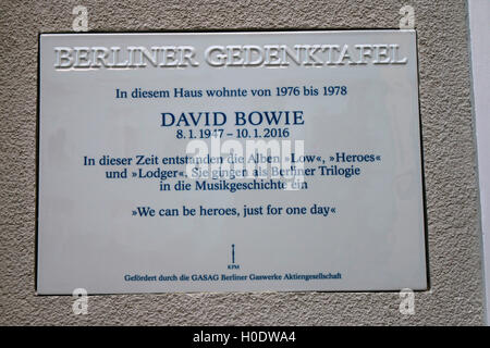 Gedenktafel Fuer David Bowie eine seit Mai Wohnhaus in der Hauptstrasse, Berlin-Schöneberg. Stockfoto