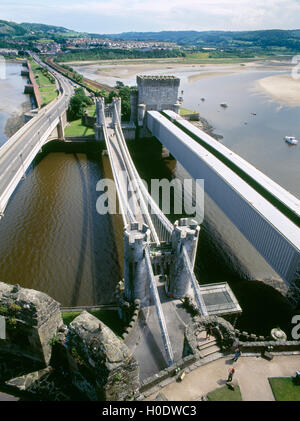 Blick von Conwy Castle über die drei Brücken über die Mündung des Conwy. Stockfoto