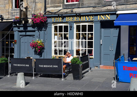 Das Beehive Inn in der Grassmarket, Edinburgh, Schottland Stockfoto