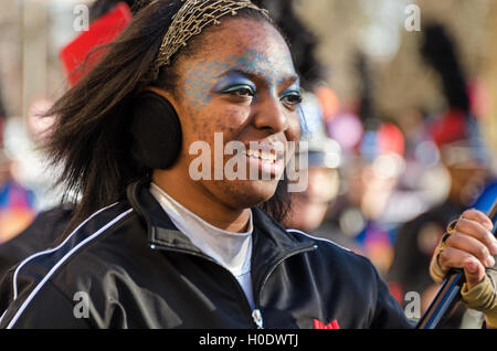 Eine junge Frau in der Renegade-Regiment, eine Blaskapelle aus Tulsa, OK, marschiert in die Macy's Thanksgiving Day Parade. Stockfoto