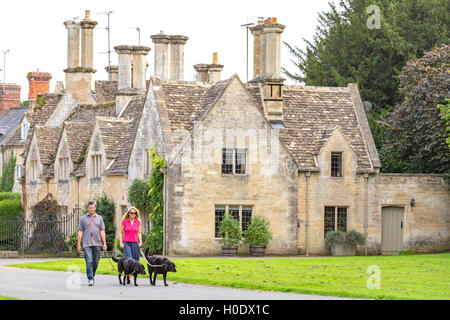 Fuß die Hunde in Cirencester Park, Cirencester, Gloucestershire, England, UK Stockfoto