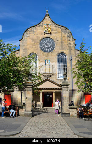 Canongate Kirk am unteren Ende der Royal Mile in Edinburgh, Schottland Stockfoto