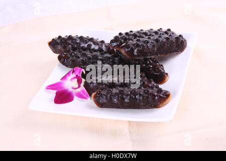Frische Schwarze Seegurke auf weißen Teller Stockfoto