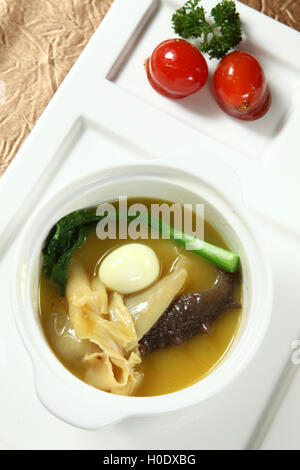 Quelle Tanjiacai von "geschmorter Fisch Maw, Seegurke" namens Jing-Tai auf weißen Teller Stockfoto