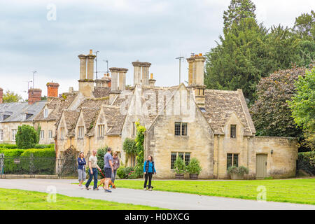Ferienhäuser am Eingang zum Cirencester Park, Cirencester, Gloucestershire, England, UK Stockfoto