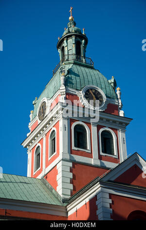 St. Jakob / James-Kirche, Stockholm, Schweden. Rostig rot bemalte Turm mit grünen Kupferdach. Stockfoto